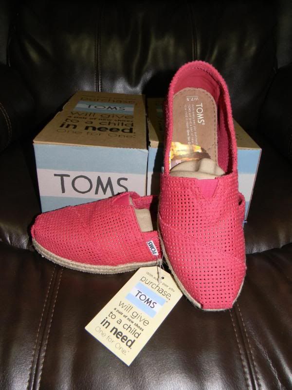 NWT TOMS Fuchsia Freetown Classics 7.5 NWT TOMS Fuchsia Freetown Classics 7.5